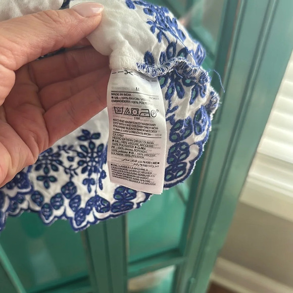 NWT Old Navy White Blouse with Blue Floral Accents - Picture 5 of 7